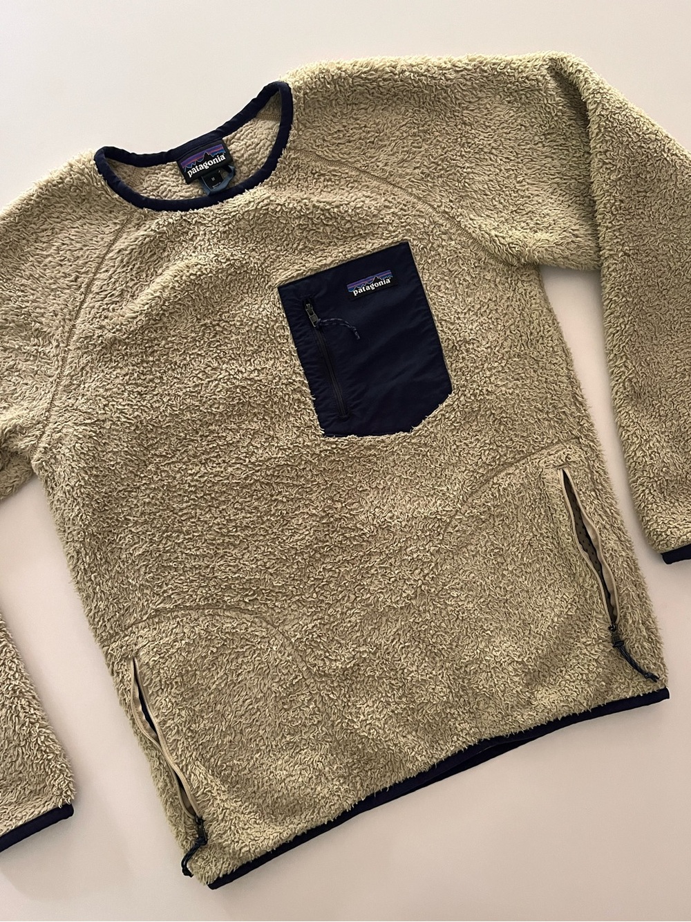 Patagonia Women’s Fuzzy Fleece Sweater in Cream & Navy with Pockets- Size M